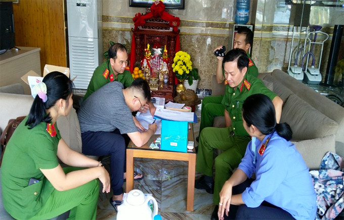 Cảnh sát khám xét 15 điểm liên quan vụ buôn lậu vàng ảnh 2