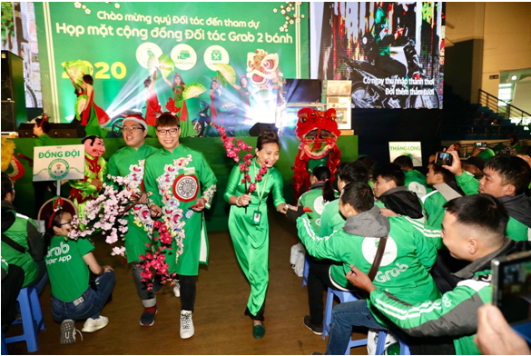 Đến hẹn lại lên, hàng ngàn tài xế Grab phủ xanh khán đài ngày họp mặt cuối năm ảnh 2