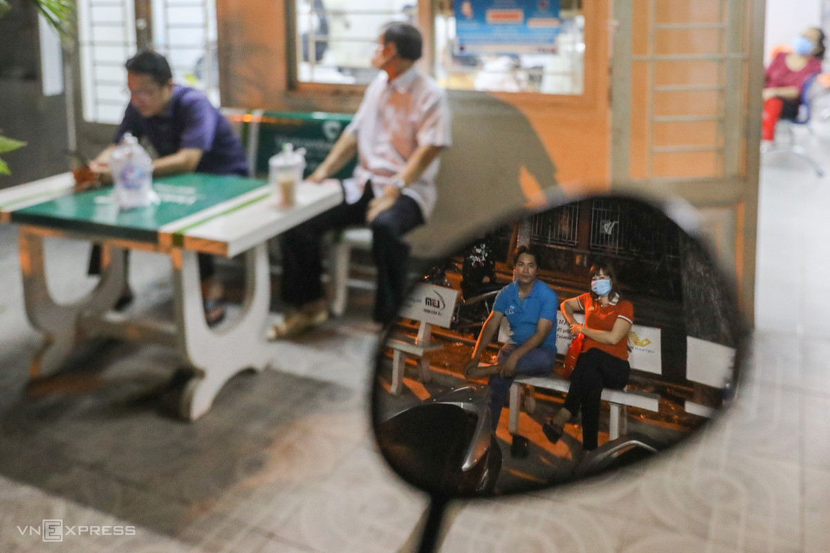 Thức đêm chờ làm căn cước gắn chip ở thành phố Thủ Đức ảnh 3