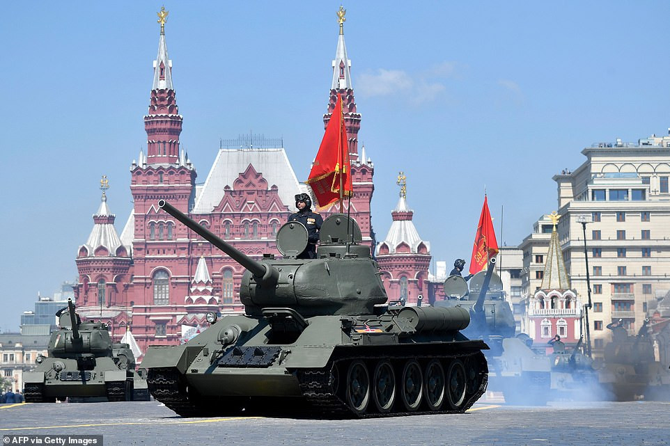 Những bóng hồng rạng rỡ trong lễ duyệt binh trên Quảng trường Đỏ ảnh 12