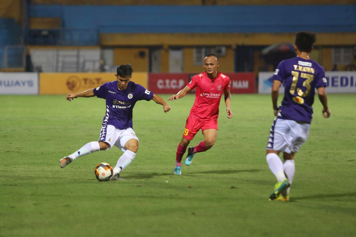 Quang Hải ngồi khán đài cùng bạn gái, nhìn Hà Nội thua trận thứ 2 ở Hàng Đẫy ảnh 8