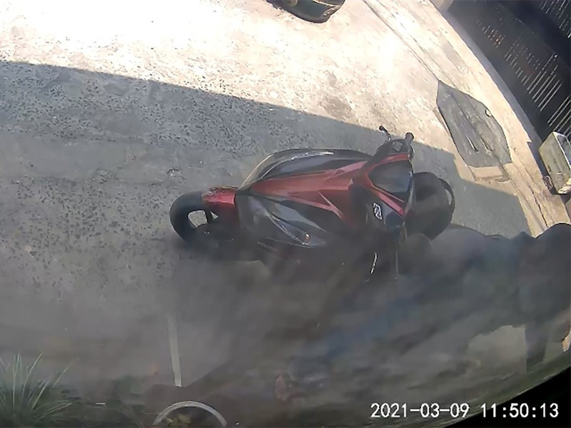 Cận cảnh kẻ gian vào nhà trộm nhẫn kim cương hàng trăm triệu chỉ trong 1 phút ảnh 2