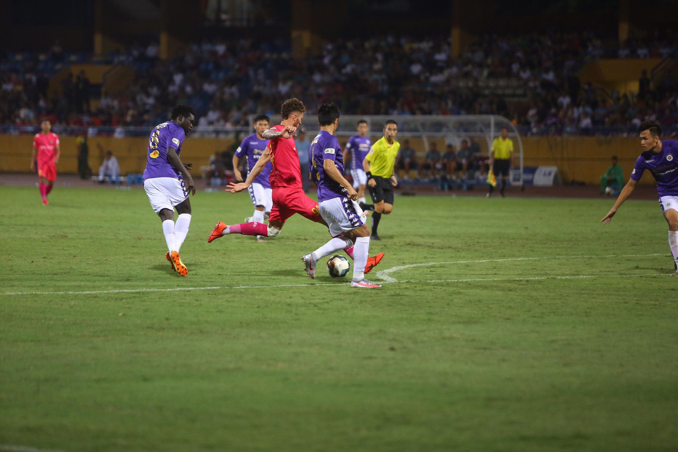 Quang Hải ngồi khán đài cùng bạn gái, nhìn Hà Nội thua trận thứ 2 ở Hàng Đẫy ảnh 9