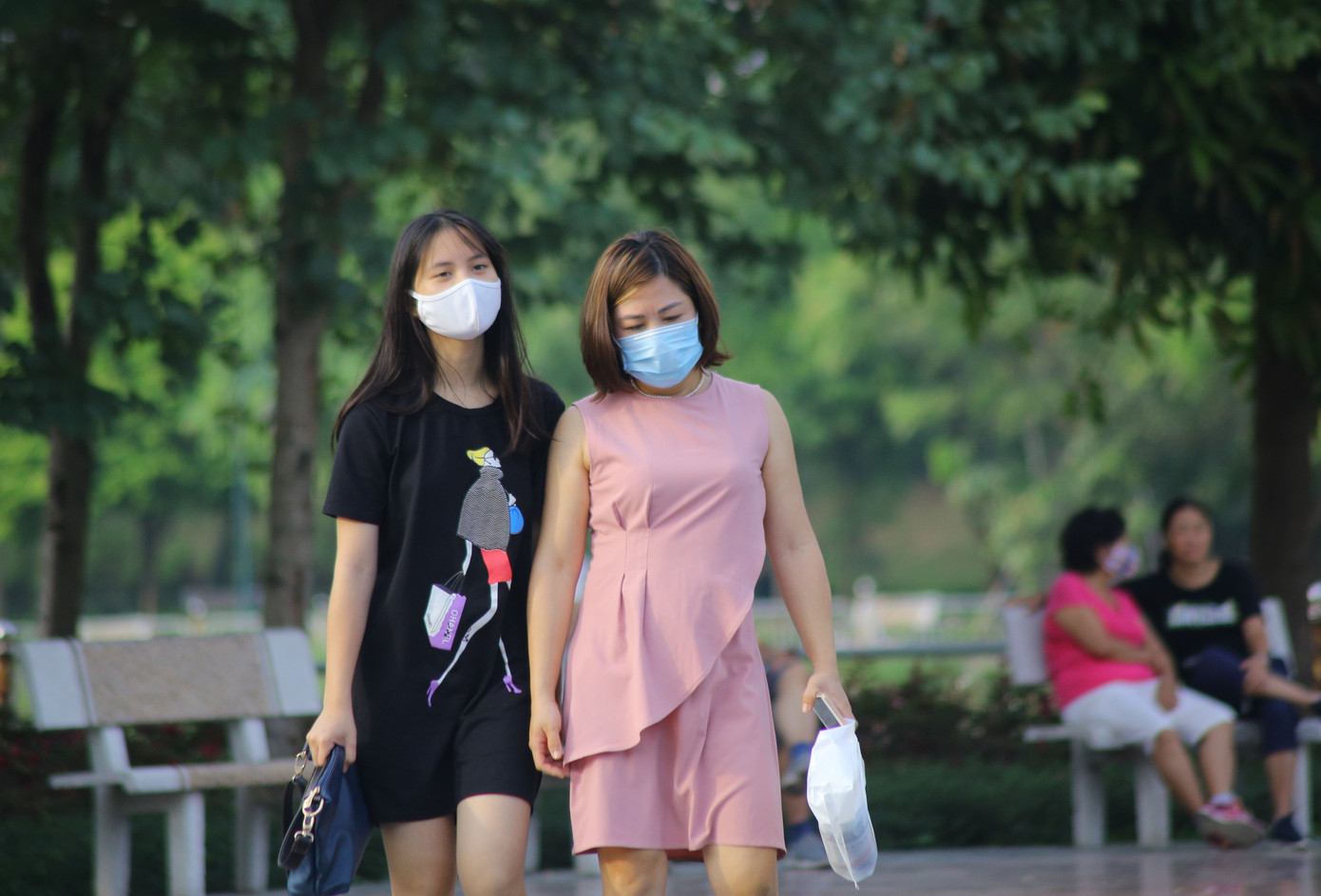 Người dân Hà Nội vẫn thờ ơ với 'lệnh' đeo khẩu trang nơi công cộng ảnh 7