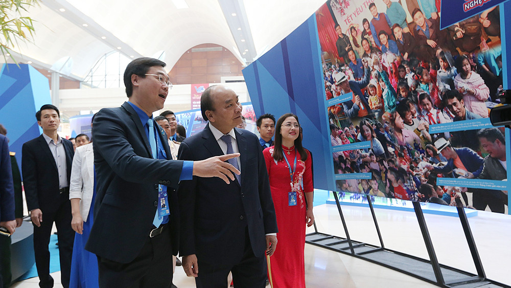 Thủ tướng Nguyễn Xuân Phúc ấn tượng với triển lãm ‘Tôi yêu Tổ quốc tôi’ ảnh 1