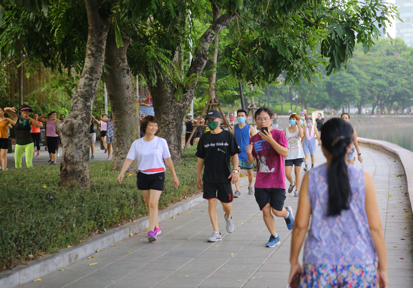 Người dân Hà Nội vẫn thờ ơ với 'lệnh' đeo khẩu trang nơi công cộng ảnh 8