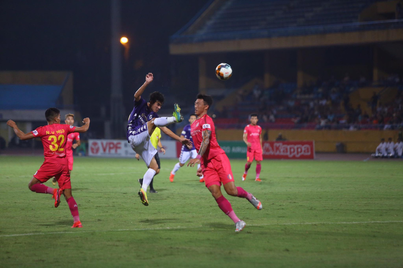 Quang Hải ngồi khán đài cùng bạn gái, nhìn Hà Nội thua trận thứ 2 ở Hàng Đẫy ảnh 5