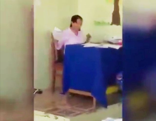 Đình chỉ cô giáo chấm bài rồi bỏ vở học sinh xuống nền nhà ảnh 1