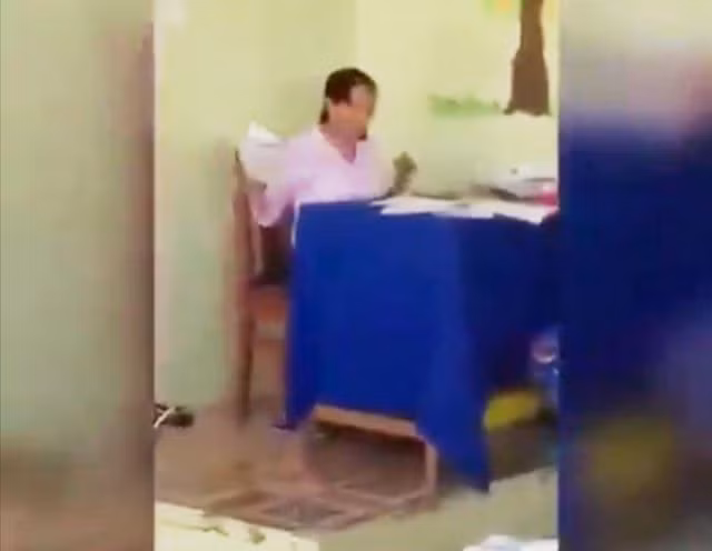 Đình chỉ cô giáo chấm bài rồi bỏ vở học sinh xuống nền nhà ảnh 1