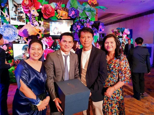 Kiatisuk hát bài 'Hãy về đây bên anh' trong tiệc chia tay gia đình ảnh 7