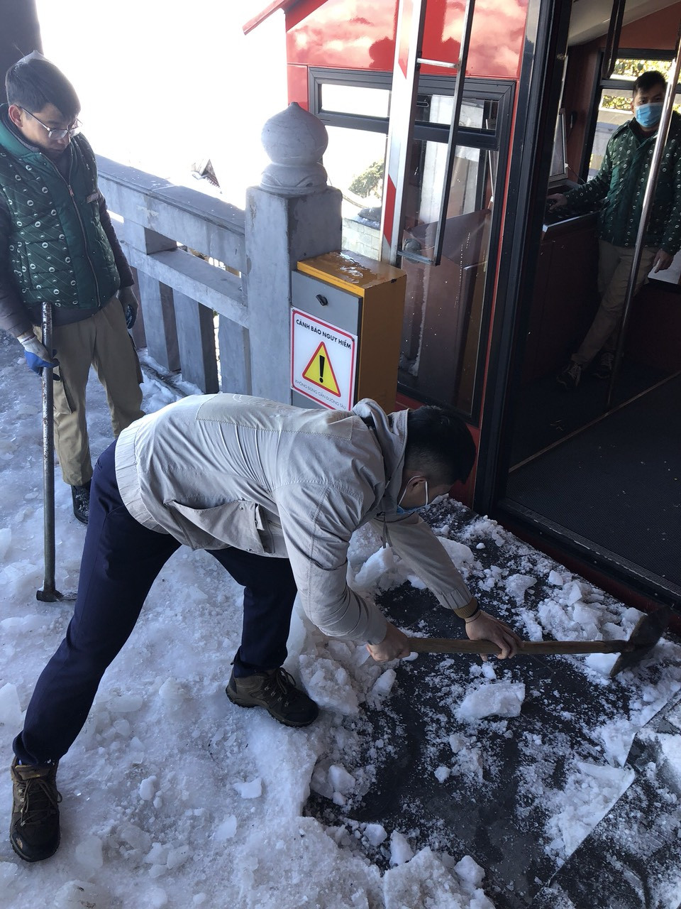 30 Tết vẫn chen chân lên nóc nhà Đông Dương ngắm tuyết ảnh 9