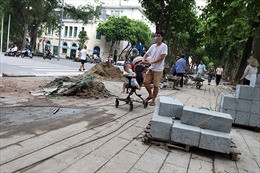Người đi bộ luồn lách giữa vật liệu thi công vỉa hè Hồ Gươm