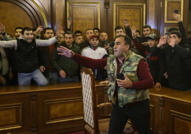 Bạo loạn nghiêm trọng ở Armenia phản đối thỏa thuận đình chiến với Azerbaijan ảnh 1