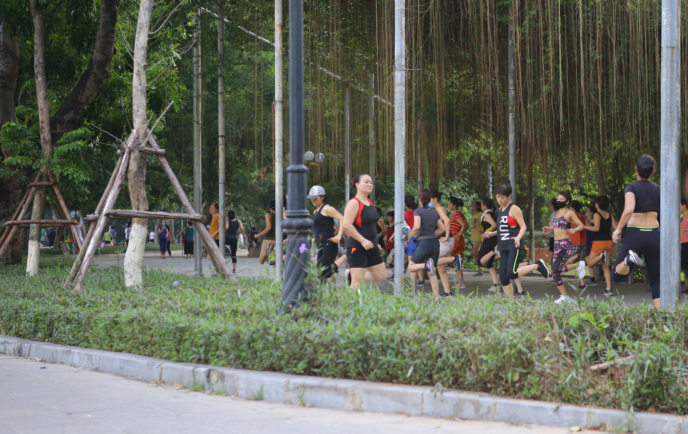 Người dân Hà Nội vẫn thờ ơ với 'lệnh' đeo khẩu trang nơi công cộng ảnh 3