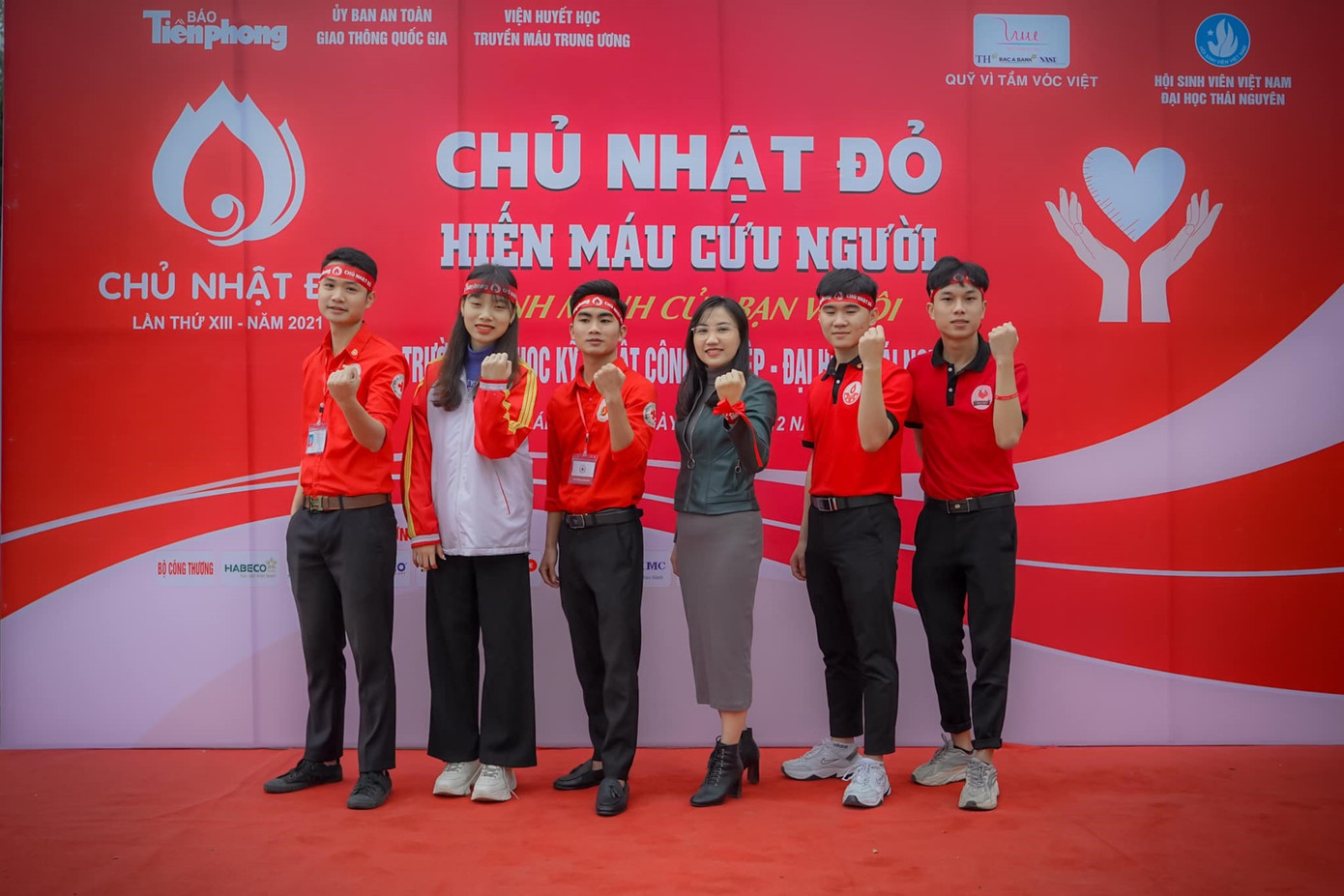 Hàng trăm bạn trẻ sôi nổi hiến máu tại trường ĐH An Giang ảnh 17