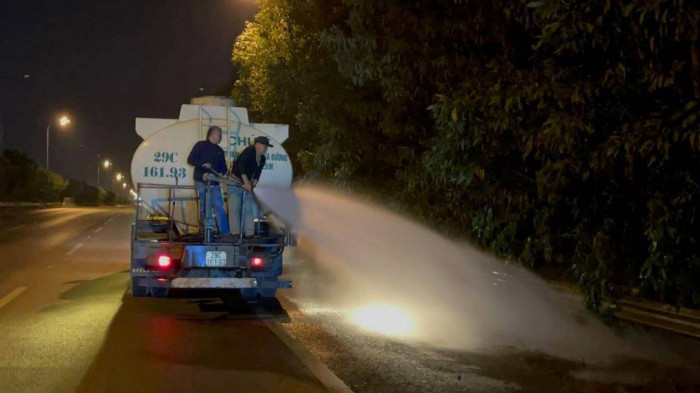 Cây trên dải phân cách và ven đường gom Đại lộ Thăng Long bốc cháy rừng rực ảnh 1