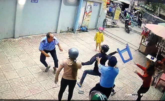 Bảo vệ chung cư bị chém vì không cho gửi đồ trước phòng bảo vệ ảnh 3