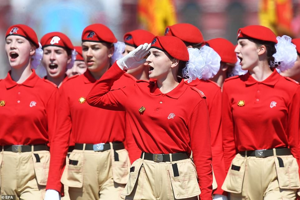 Những bóng hồng rạng rỡ trong lễ duyệt binh trên Quảng trường Đỏ ảnh 7