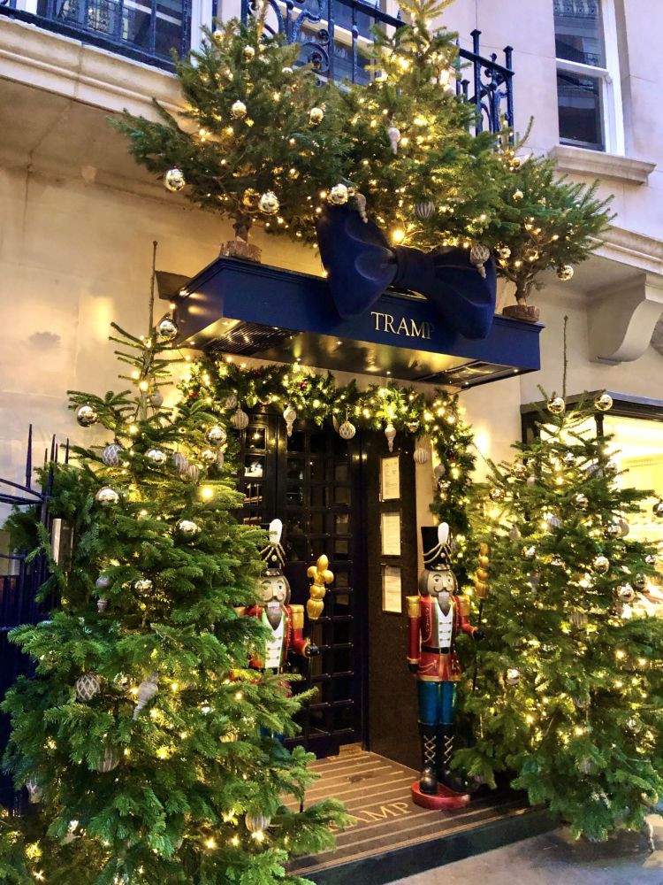 Thế giới trang hoàng lộng lẫy đón Giáng sinh và năm mới 2020 ảnh 2