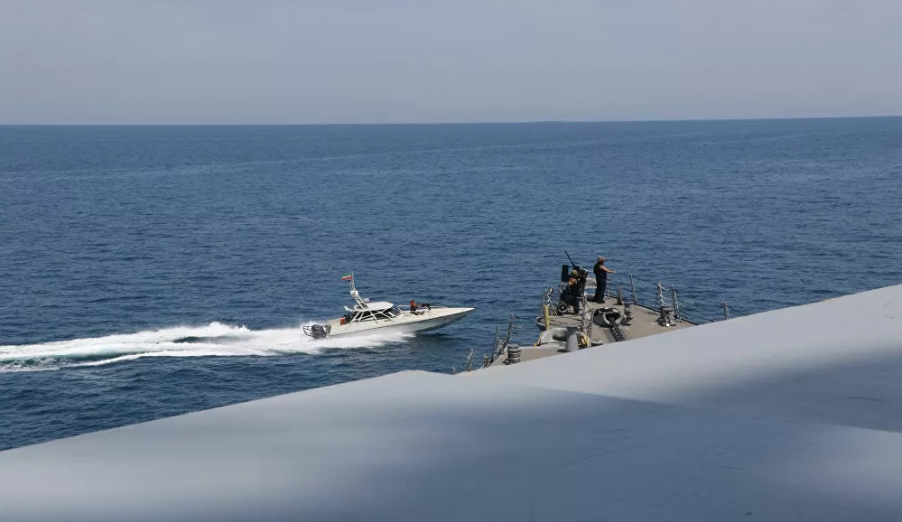 Tàu khu trục Mỹ bị hàng chục tàu Iran ‘quấy rối’ trên Vịnh Ba Tư ảnh 2