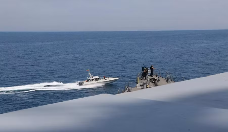 Tàu khu trục Mỹ bị hàng chục tàu Iran ‘quấy rối’ trên Vịnh Ba Tư ảnh 2