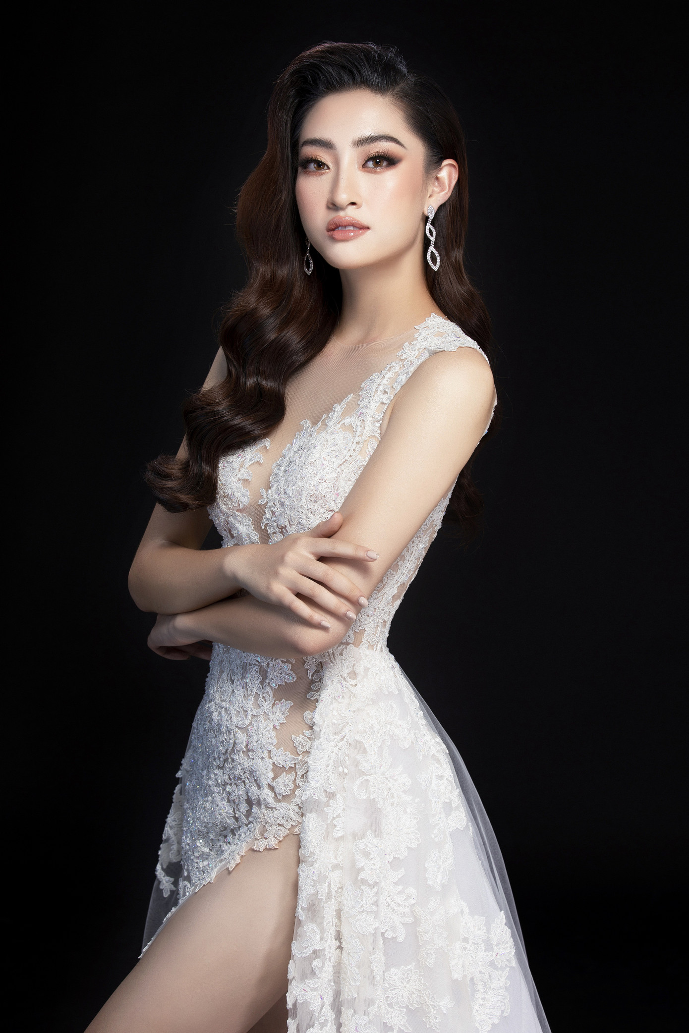 Hé lộ trang phục dạ hội đêm chung kết Miss World của Hoa hậu Lương Thùy Linh ảnh 1