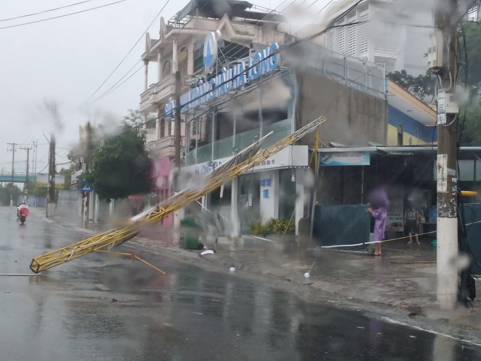 Bão đổ bộ vào Khánh Hòa, TP Nha Trang mưa to, gió lớn, nhiều nơi mất điện ảnh 7