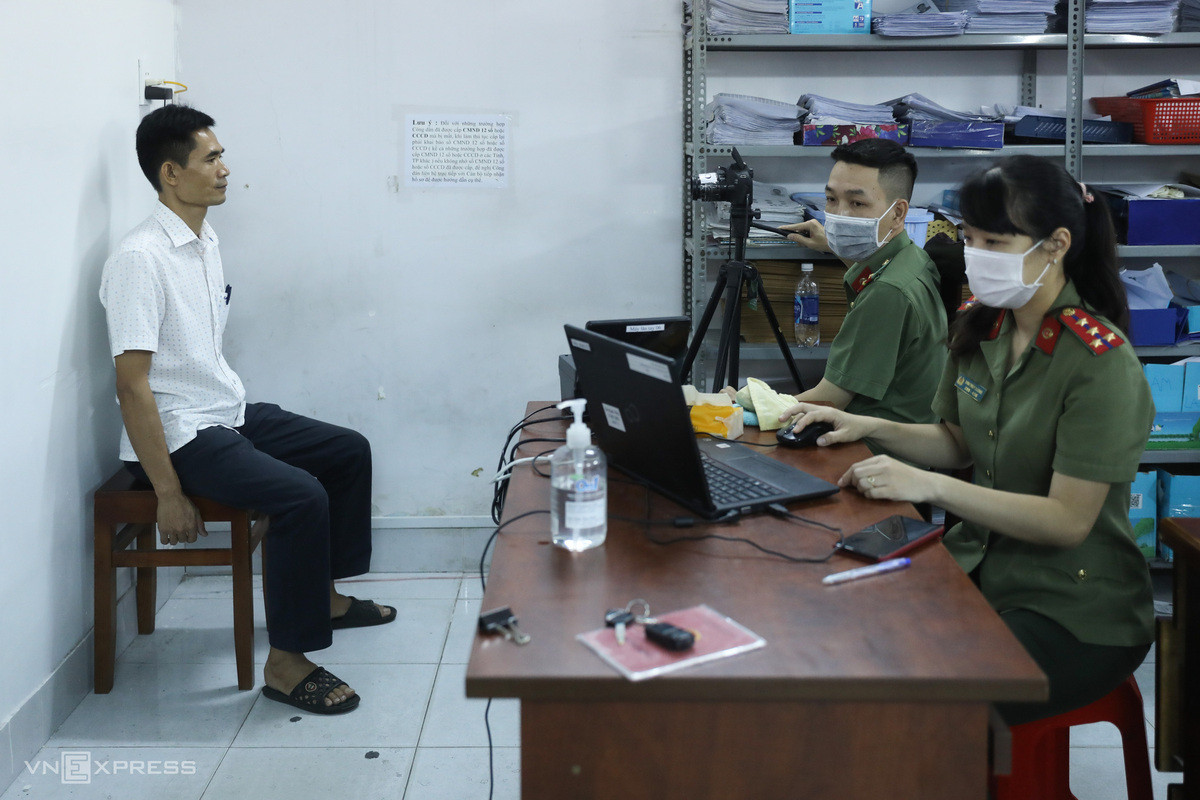 Thức đêm chờ làm căn cước gắn chip ở thành phố Thủ Đức ảnh 5