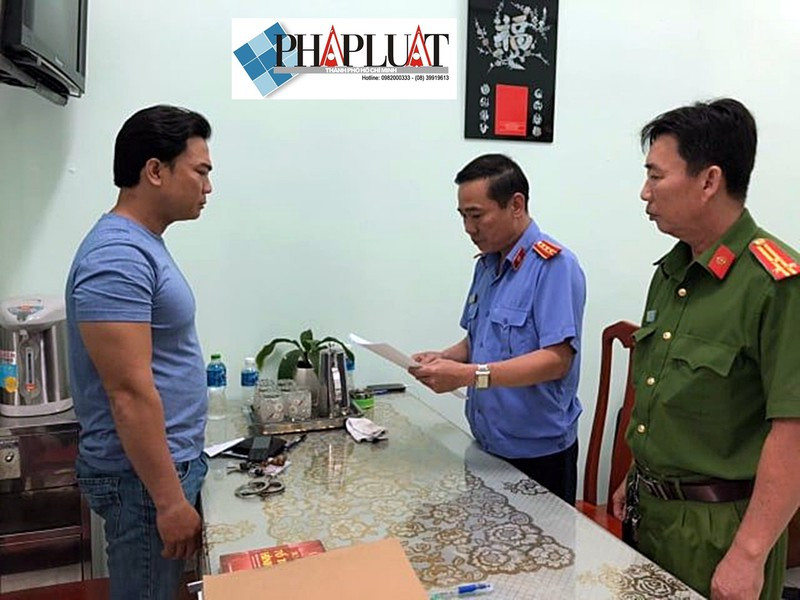 Đại úy công an bị khởi tố vì cho phạm nhân thuê điện thoại ảnh 1