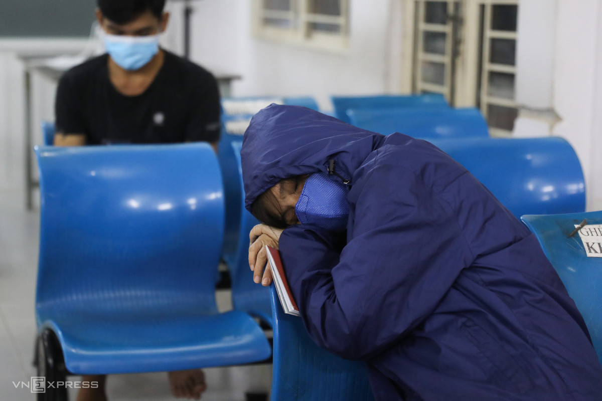 Thức đêm chờ làm căn cước gắn chip ở thành phố Thủ Đức ảnh 8