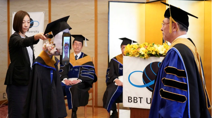 Tốt nghiệp thời COVID-19: Giảng viên trao bằng cho robot, sinh viên nhận bằng online ảnh 4