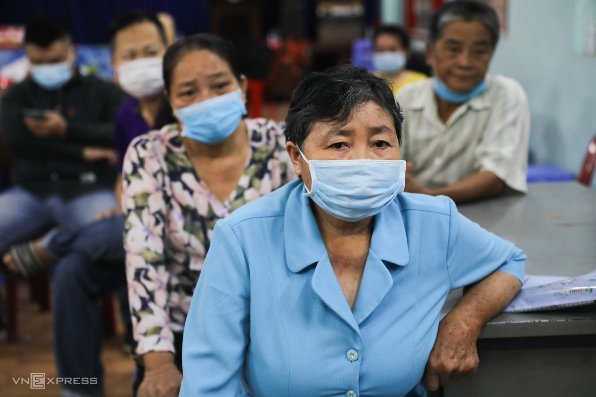 Thức đêm chờ làm căn cước gắn chip ở thành phố Thủ Đức ảnh 10