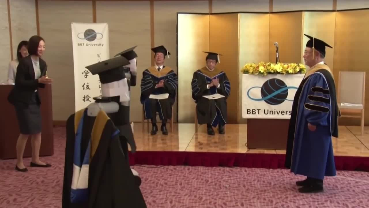 Tốt nghiệp thời COVID-19: Giảng viên trao bằng cho robot, sinh viên nhận bằng online ảnh 3