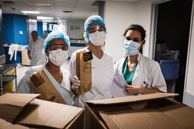 Cô gái Việt làm bánh mỳ tặng các bác sĩ chống dịch ở Pháp ảnh 2