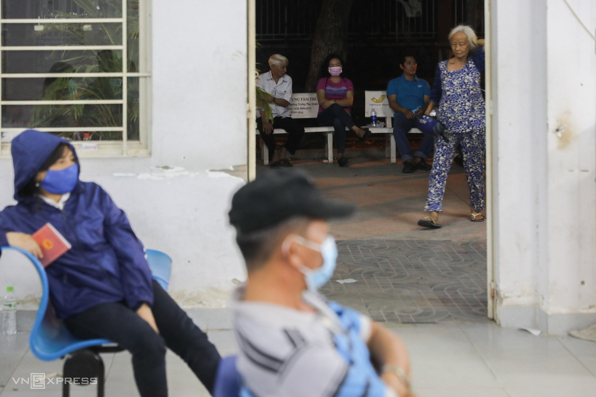 Thức đêm chờ làm căn cước gắn chip ở thành phố Thủ Đức ảnh 2