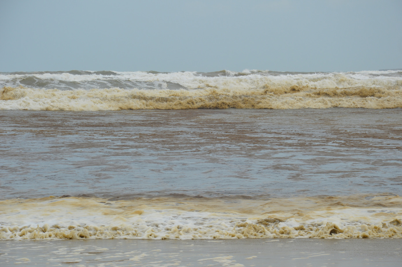 Nước biển đổi màu lạ, nổi bọt vàng bất thường ở Quảng Ngãi ảnh 3