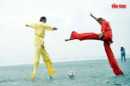 Phấn khích với trận bóng đá trên đôi cà kheo ở bãi biển