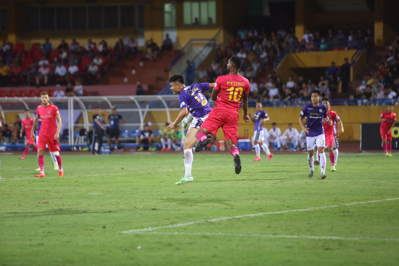 Quang Hải ngồi khán đài cùng bạn gái, nhìn Hà Nội thua trận thứ 2 ở Hàng Đẫy ảnh 11