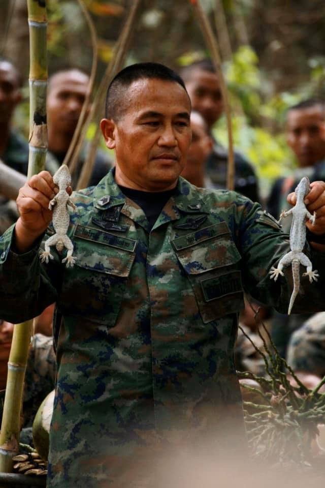 Tập trận Hổ Mang Vàng: Binh sĩ luyện ăn nhện, uống máu rắn ảnh 4