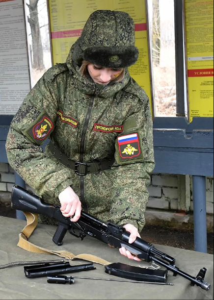 Nữ binh sĩ Nga thi sắc đẹp ngụy trang ảnh 13