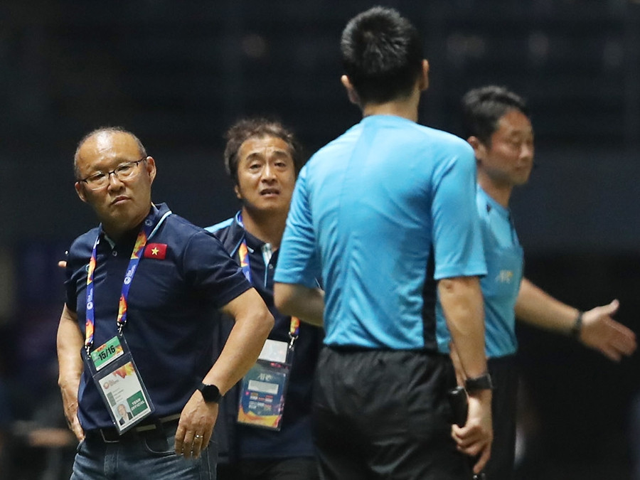 HLV Park Hang Seo 'bốc hỏa' với trọng tài biên ảnh 2