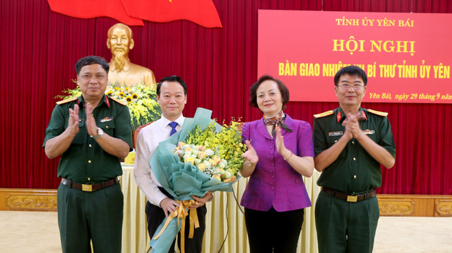 Bàn giao nhiệm vụ Bí thư Tỉnh ủy Yên Bái ảnh 2