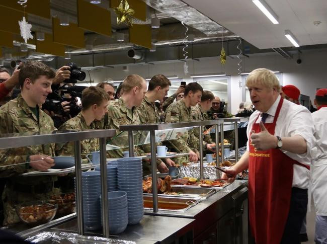Thủ tướng Anh đích thân phục vụ bữa trưa Giáng sinh cho quân đội ở Estonia ảnh 2