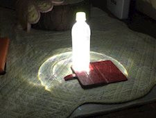 Cái khó ló cái khôn: Mất điện vì siêu bão, anh thanh niên Nhật Bản chế luôn đèn cứu hộ từ smartphone và chai nước để dùng tạm