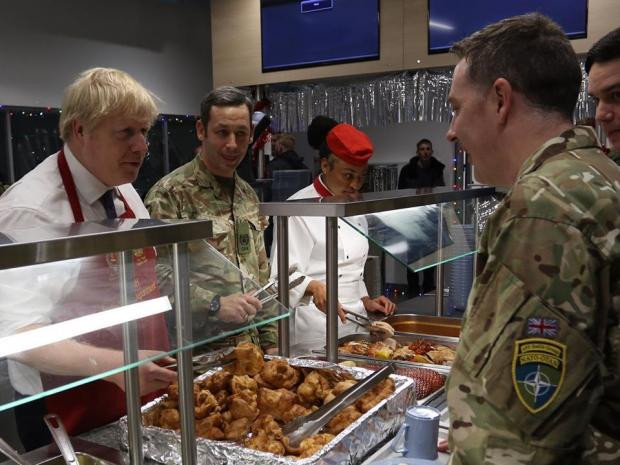 Thủ tướng Anh đích thân phục vụ bữa trưa Giáng sinh cho quân đội ở Estonia ảnh 1