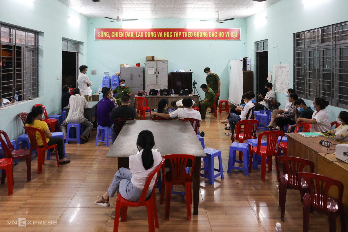 Thức đêm chờ làm căn cước gắn chip ở thành phố Thủ Đức ảnh 9