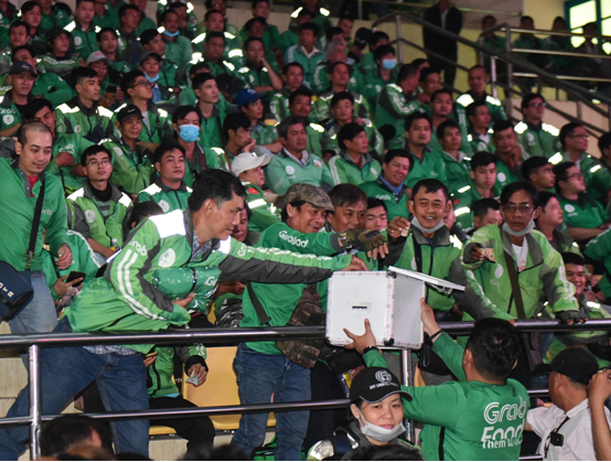 Đến hẹn lại lên, hàng ngàn tài xế Grab phủ xanh khán đài ngày họp mặt cuối năm ảnh 3