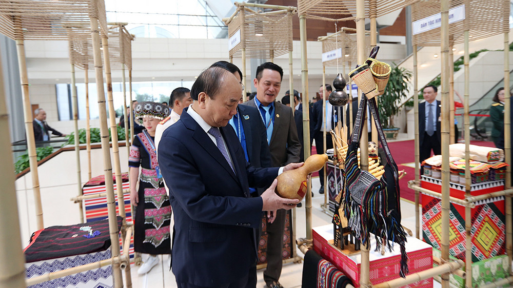 Thủ tướng Nguyễn Xuân Phúc ấn tượng với triển lãm ‘Tôi yêu Tổ quốc tôi’ ảnh 8