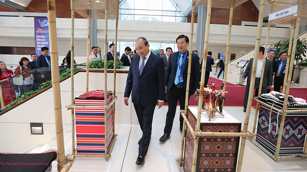 Thủ tướng Nguyễn Xuân Phúc ấn tượng với triển lãm ‘Tôi yêu Tổ quốc tôi’ ảnh 6