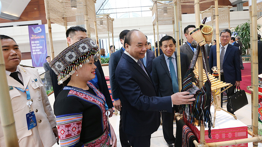 Thủ tướng Nguyễn Xuân Phúc ấn tượng với triển lãm ‘Tôi yêu Tổ quốc tôi’ ảnh 9